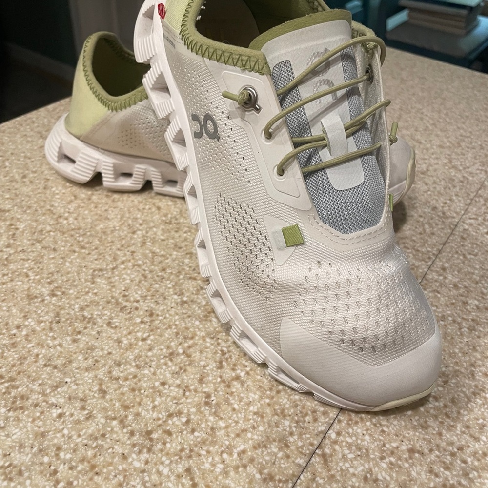 On Running shoes, EXCELLENT condition, wore 2 X, cleaning out closet, 6 1/2 W - Picture 9 of 9